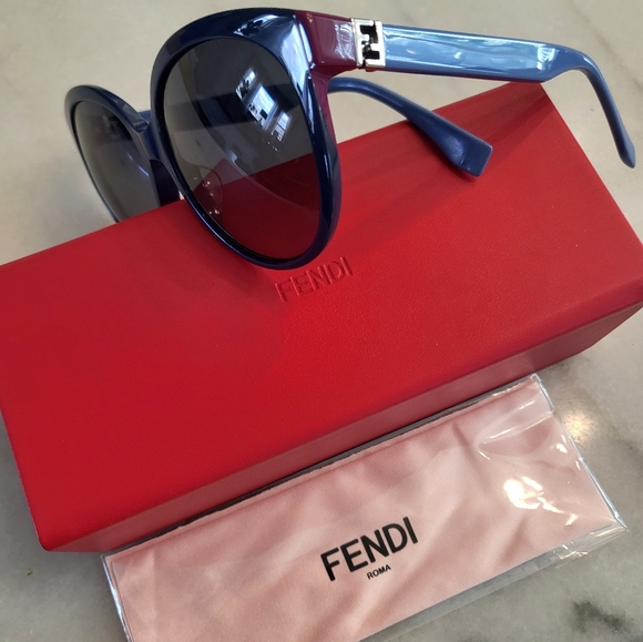Fendi sunglass - Picture 1 of 5